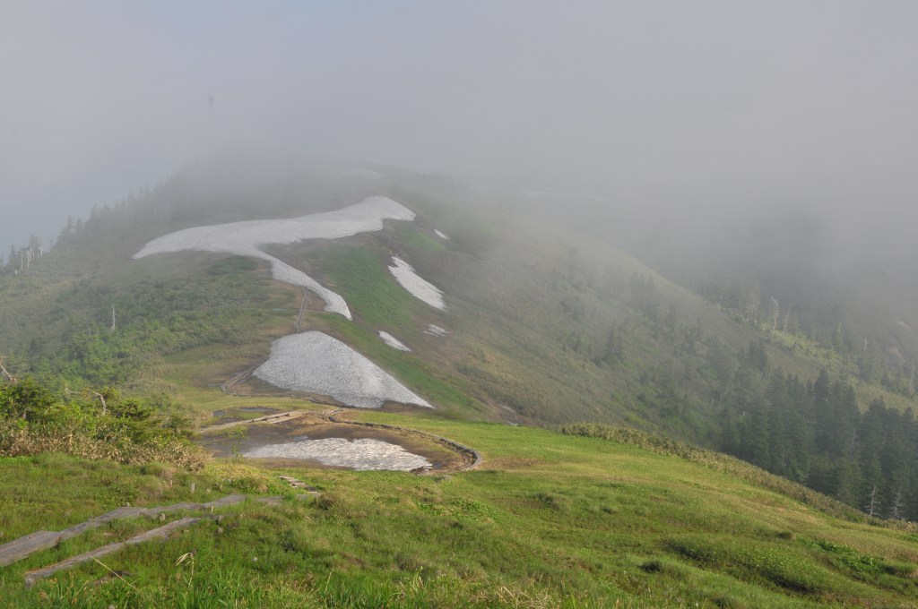 会津駒ヶ岳から中門岳への展望