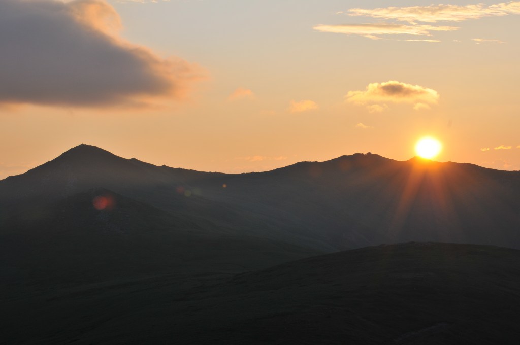 早朝の、飯豊連峰の飯豊本山と本山小屋です
